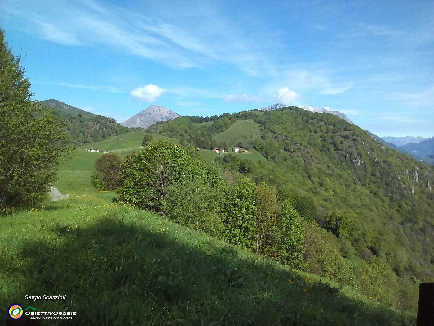 02 LE CIME DELLE GRIGNE OLTRE IL VERDE DEI PRATI.jpg